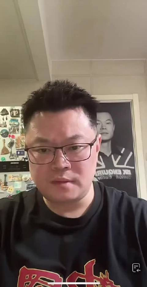 侯英超直播遇亚洲杯争议球气到要下播