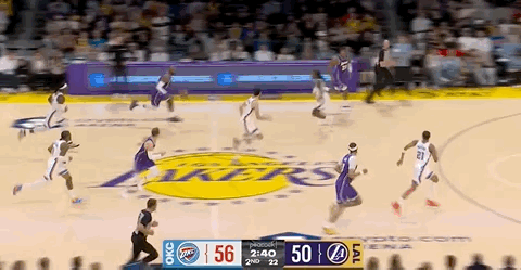 现场看图一的扣篮，太帅了吧， 他一路直冲直接扣篮，我兴奋得没来得及拍