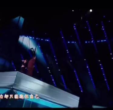 王一博谈坚持热爱成就舞台梦想