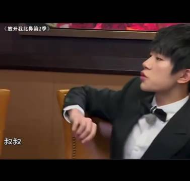 易烊千玺片场被喊叔叔破防，10年前叫林更新叔叔回旋镖