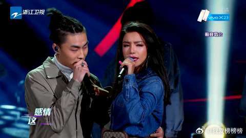 江映蓉跟他唱歌居然能够这么甜腻，王嘉尔站起来鼓掌：太酷炫了