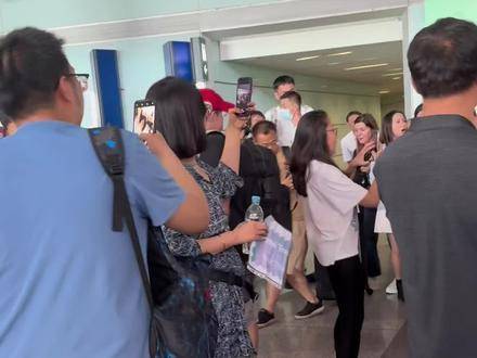 在机场偶遇吴艳妮与她的粉丝群，真人比荧幕里更耀眼！