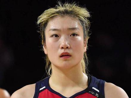 李梦潜伏监听战术指令，WCBA赛场化身灵动观察员