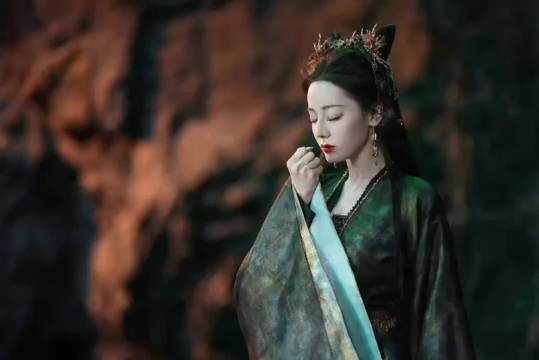 热巴《白日提灯》新物料曝光清冷破碎感惊艳