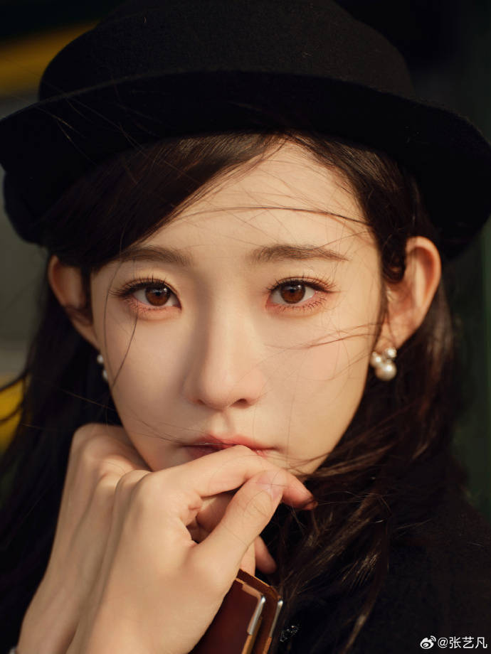 张艺凡戴着贝雷帽搭配黑色大衣写真!被赞美是留洋大小姐