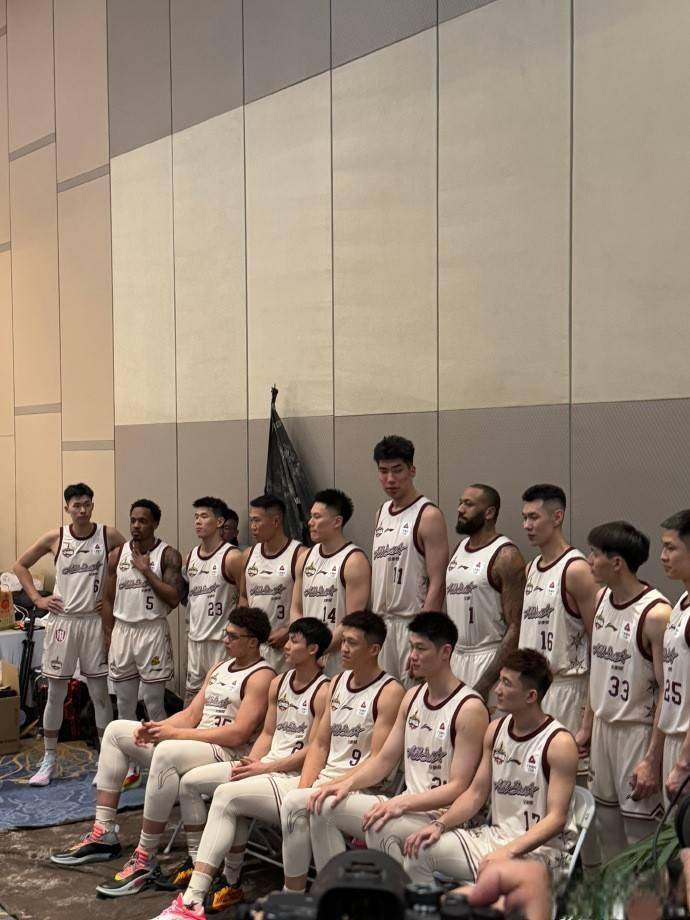 2米26内线崛起!徐昕爆发砍24+14，朱芳雨手握重大回购条款