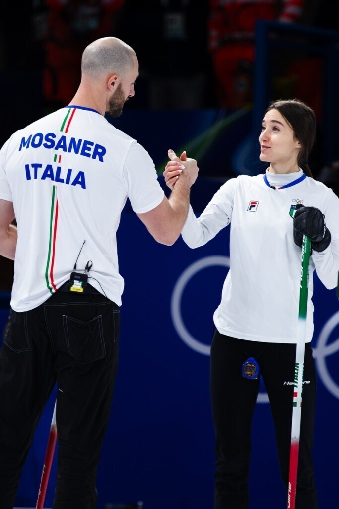 米兰冰壶混双铜牌赛：东道主5-3力克英国！本地女孩收获最好礼物