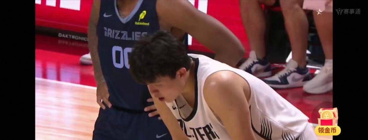 终于换上了，杨瀚森第四节还剩3分半出场，开拓者领先灰熊30分，替补登场贡献关键配合得分