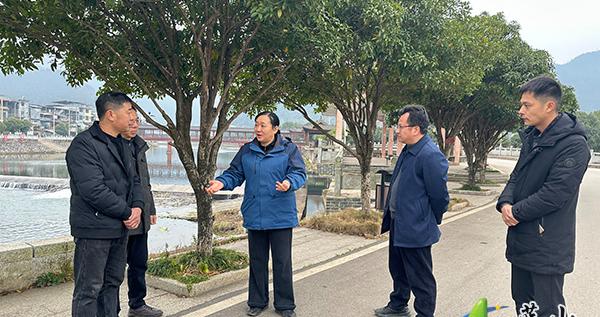 蓝山：邓群带队巡河并调研人居环境整治情况