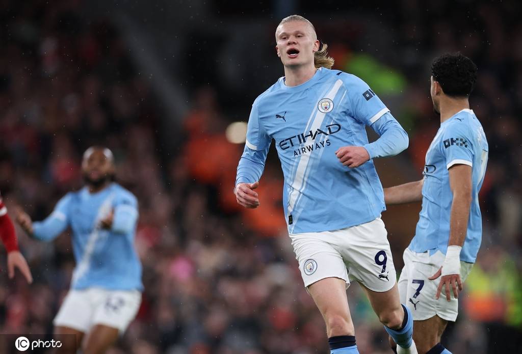 哈兰德终于“打卡”安菲尔德　“躺平”后遭男观众强吻_英超_利物浦_阿森纳