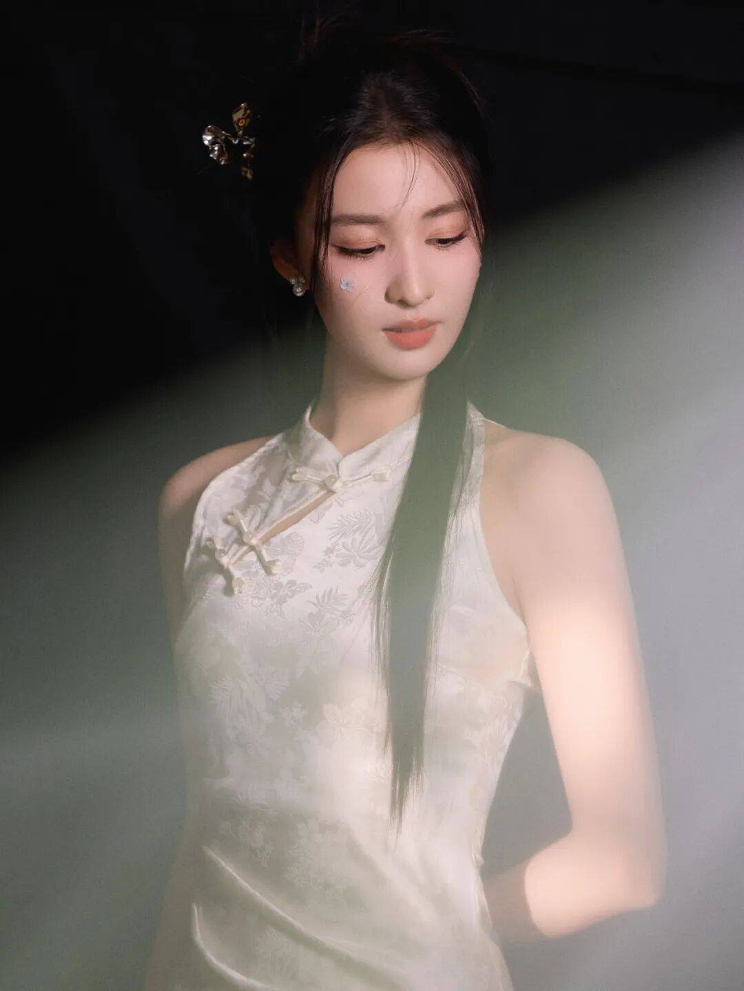 王楚然，柳边绿纱轻，灯下白裳明