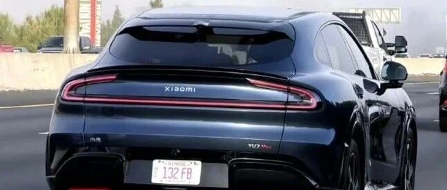 一小米YU7行驶在美国高速公路上，挂着当地测试车牌，雷军回应：暂无进入美国市场的计划