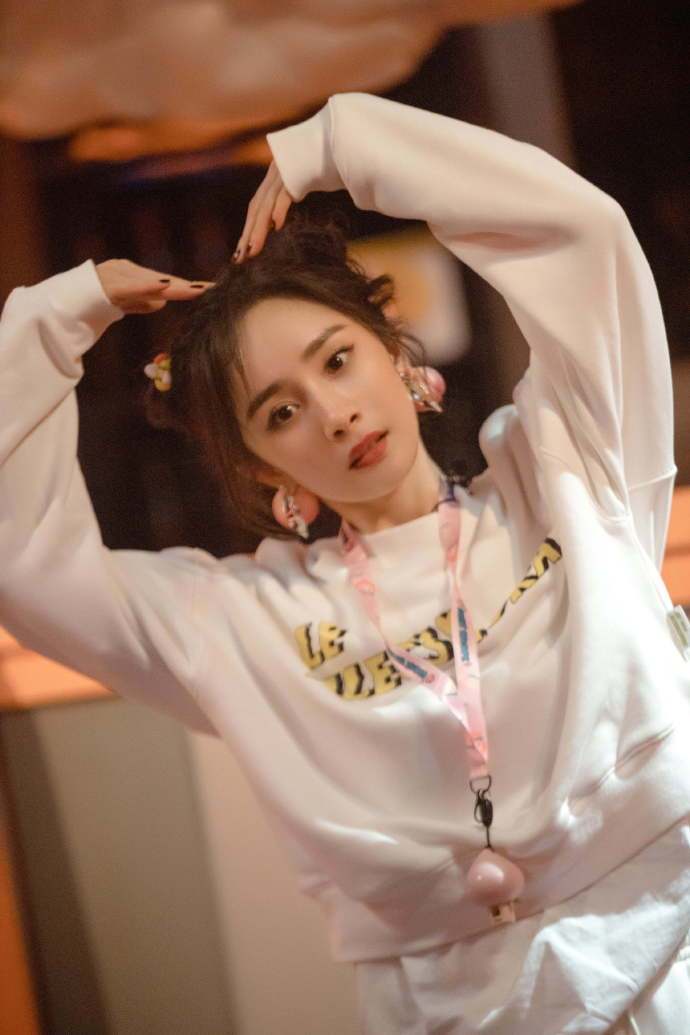 《密室大逃脱3》杨幂KTV唱跳《异想记》超可爱　黄明昊攀岩鼓励队友吴宇恒_邓伦