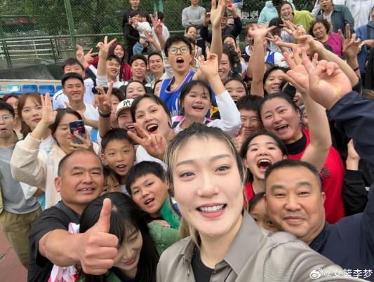 女篮国手李梦晒黔东南支教照片：最极致的快乐和热爱