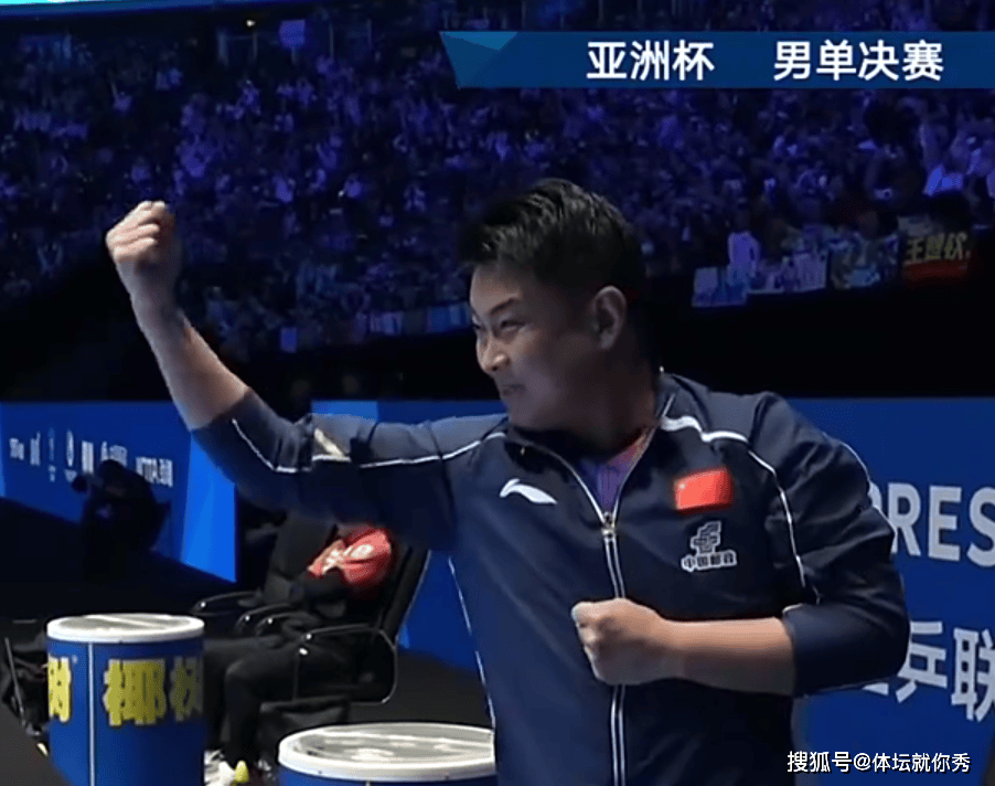 4-2卫冕!王楚钦指向王皓庆祝,原因曝光,感动一幕:王皓感谢大头,快哭了_国乒新_林诗栋_比赛
