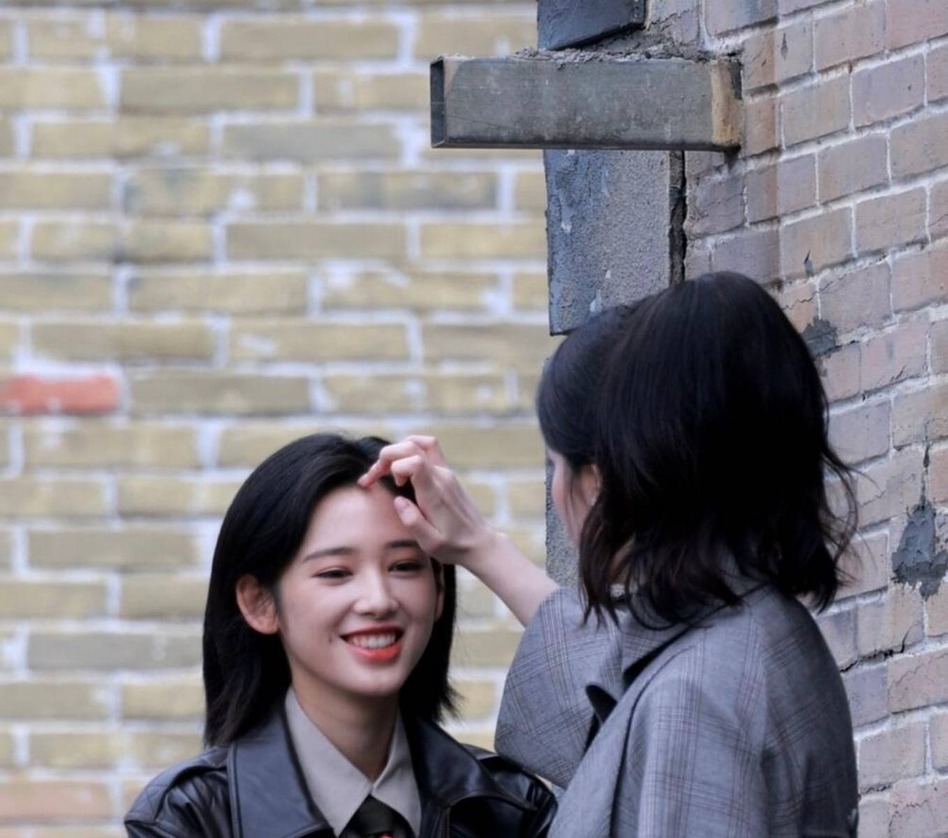 王楚然贴心给鹤秋整理头发 两个美女拥抱超养眼