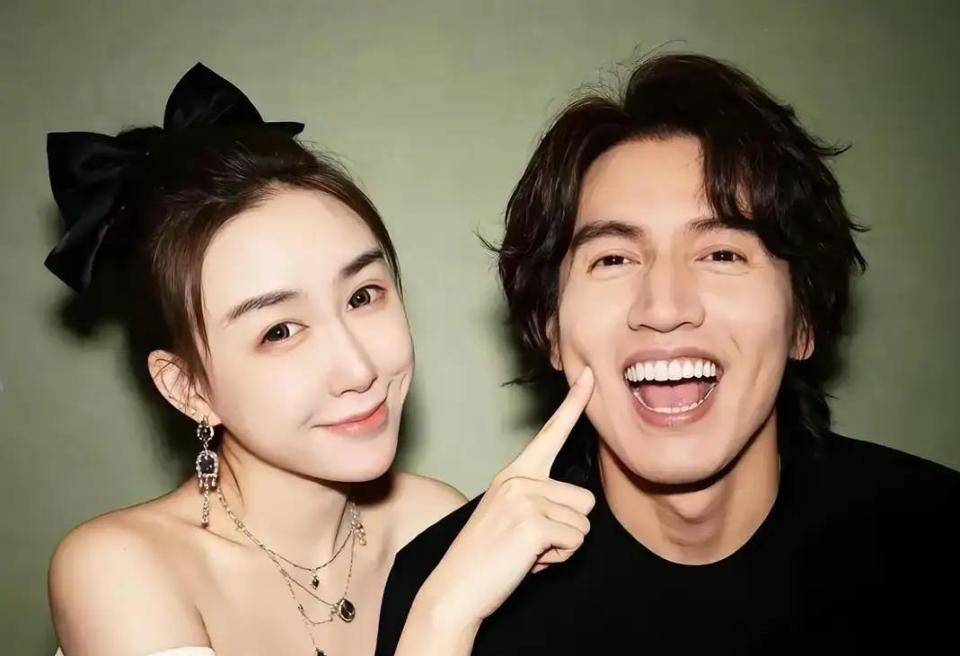 言承旭突晒甜蜜合影，网友们梦寐以求的时刻，两个人在一起好开心