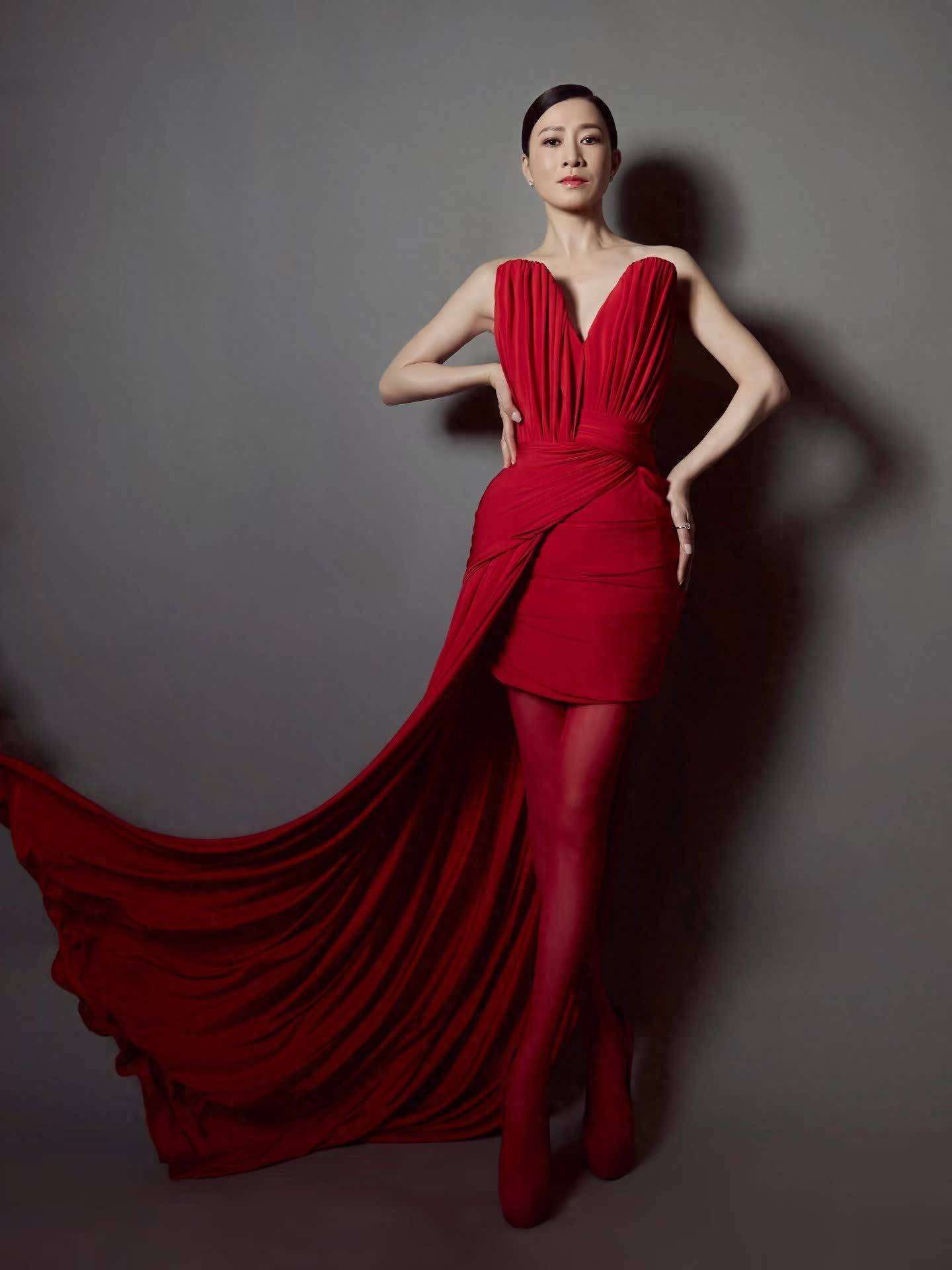 佘诗曼晒最新写真，表白我深爱这抹红