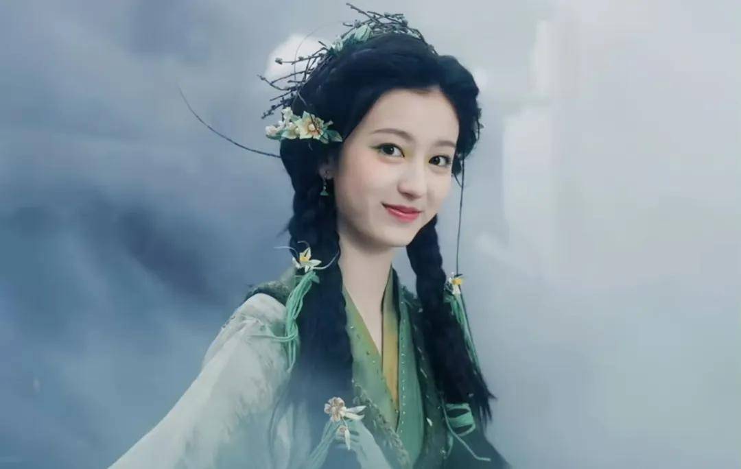 女明星古装麻花辫造型:刘亦菲仙气,白鹿唯美,赵丽颖鞠婧祎复古