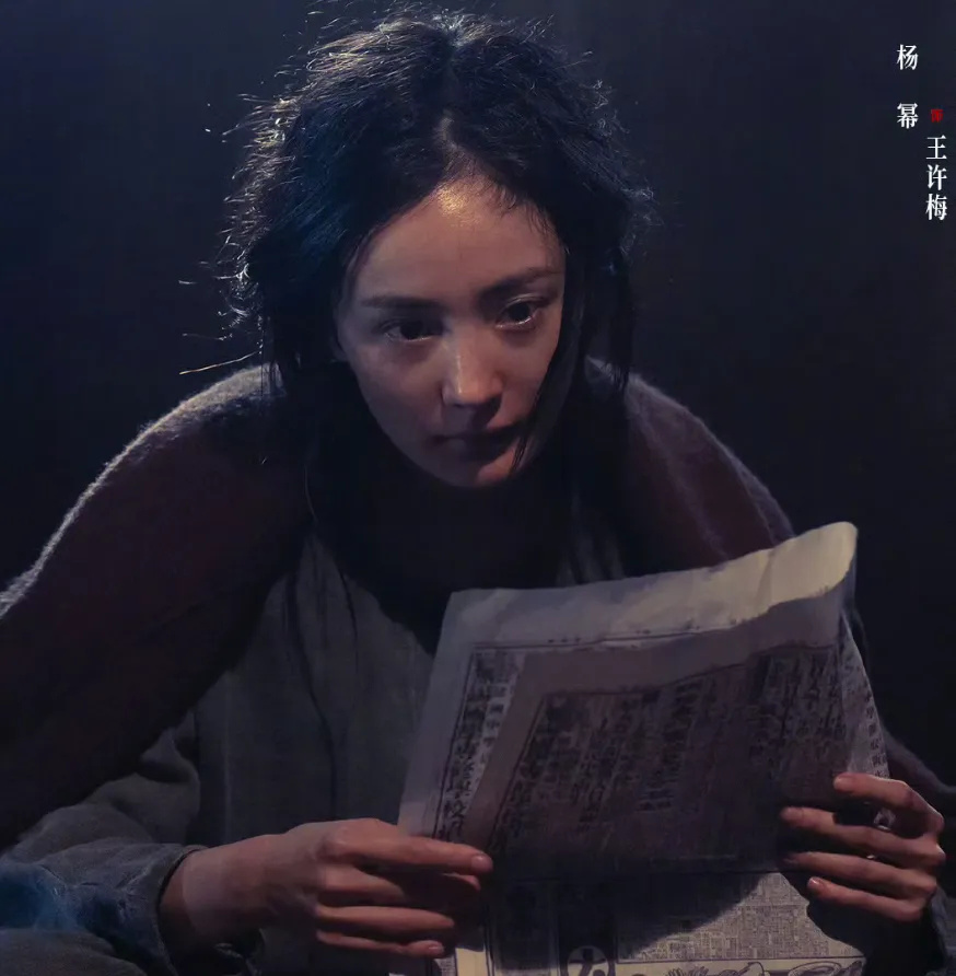 杨幂又被打脸！从座位风波到金像奖提名，屡次半路开香槟，太尴尬