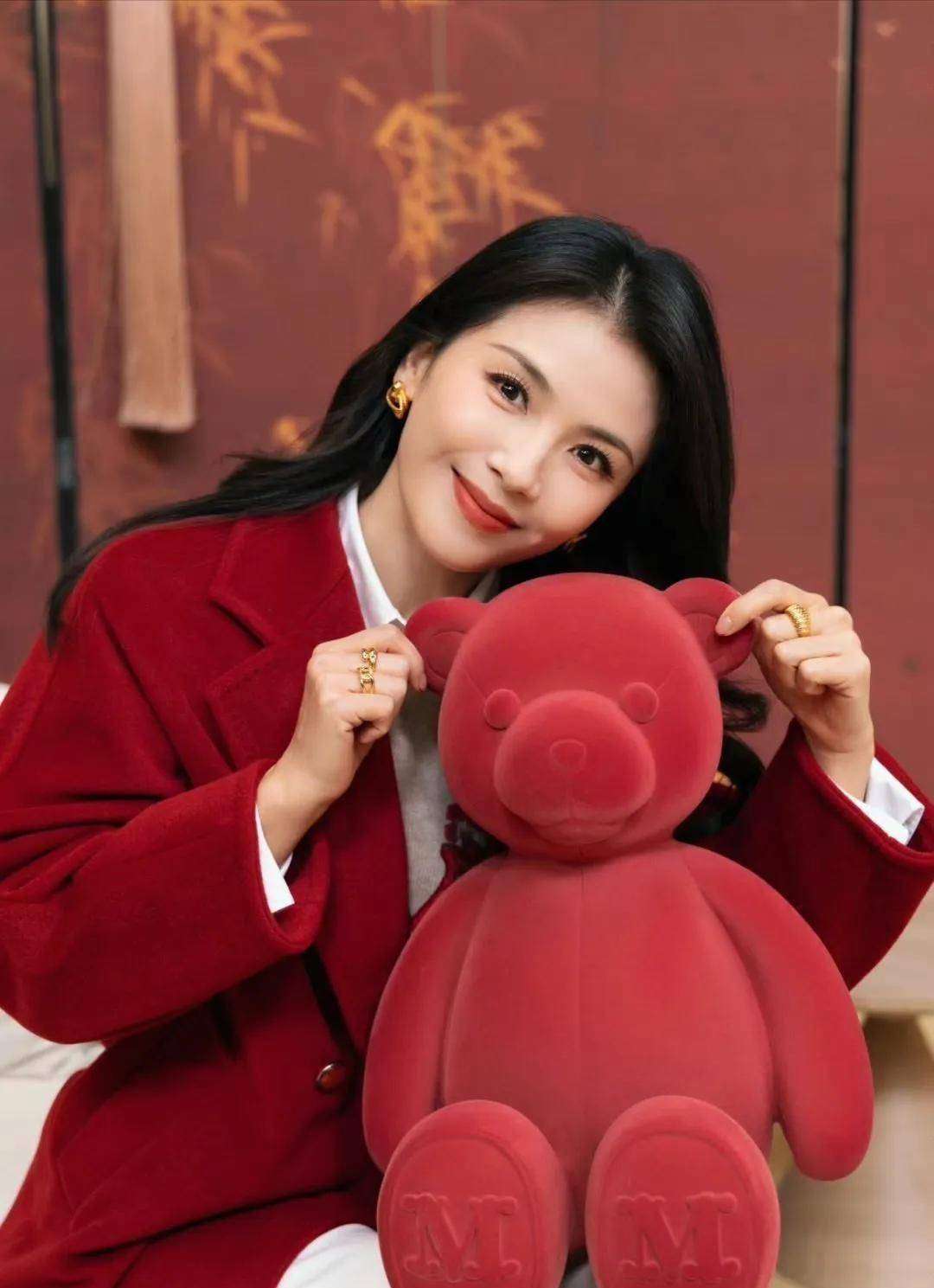 刘涛本命年登春晚!红色大衣配非遗节目,合作传承人演绎传统年俗_文化_皮影戏