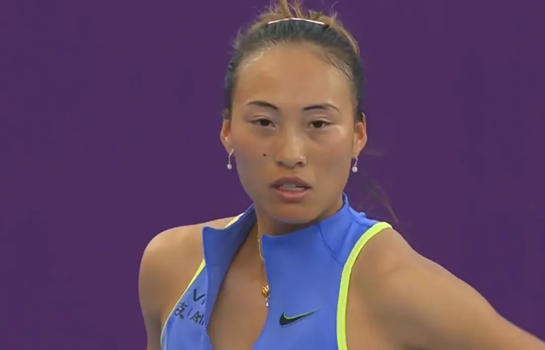 20记Ace球！郑钦文时隔133天重返赛场，在WTA多哈站迎来复出首胜