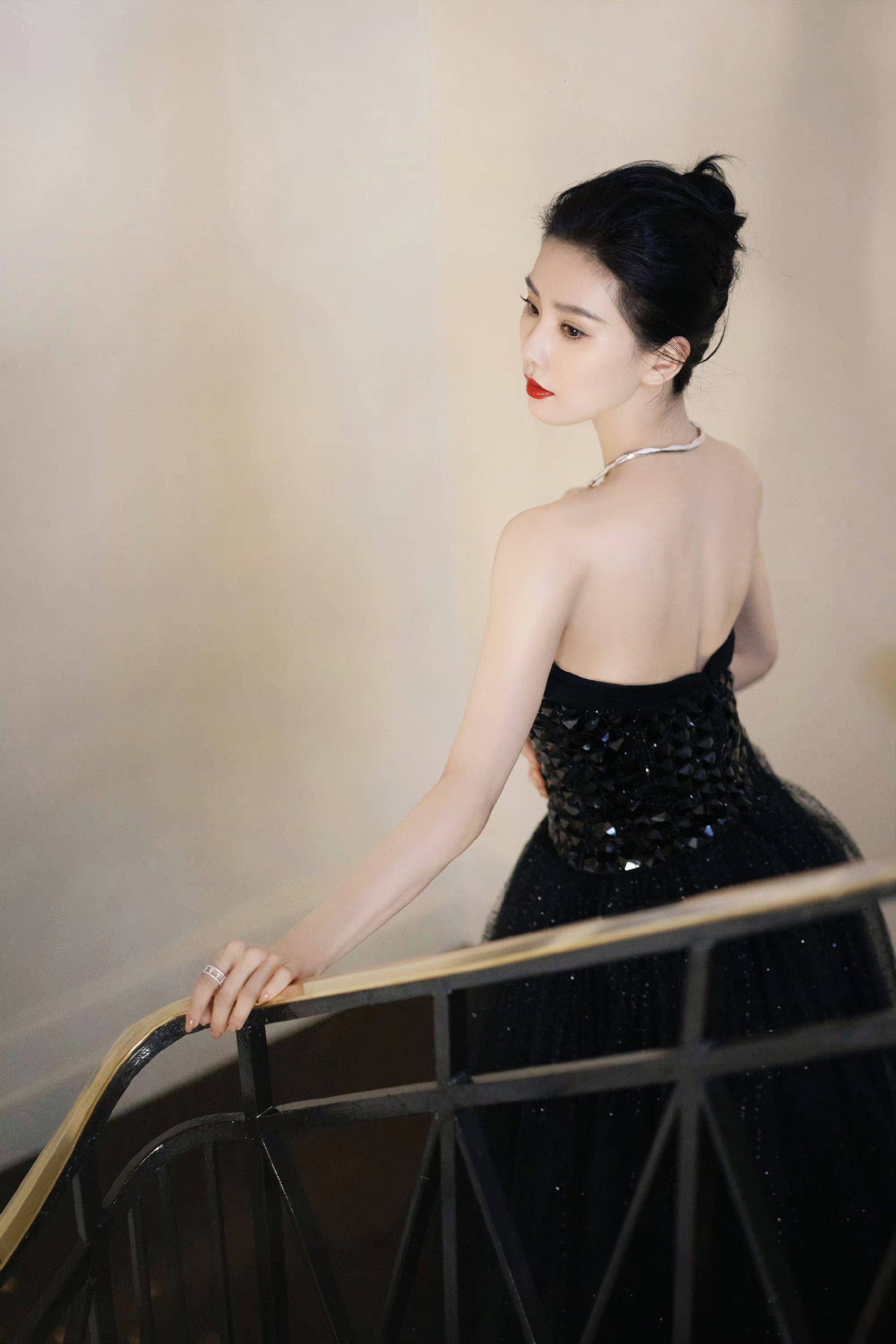 刘诗诗受邀首度亮相戛纳闪耀蔚蓝海岸,三套惊艳造型尽现东方之美