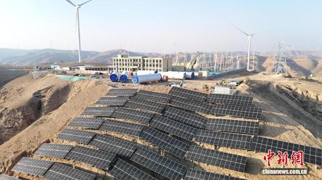 图为庆阳绿电聚合新能源项目升压站及储能设备。 甘肃电投集团供图