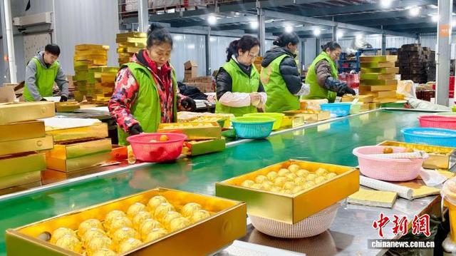 图为工人在包装融安金桔，供应年货市场。谭凯兴 摄