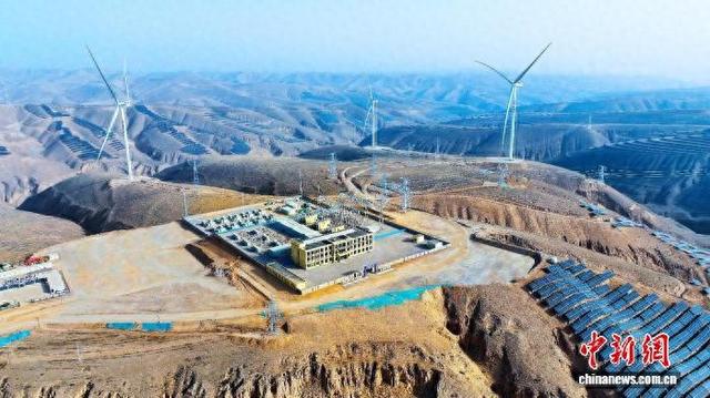 2月初，航拍下的庆阳绿电聚合新能源项目全景。 甘肃电投集团供图