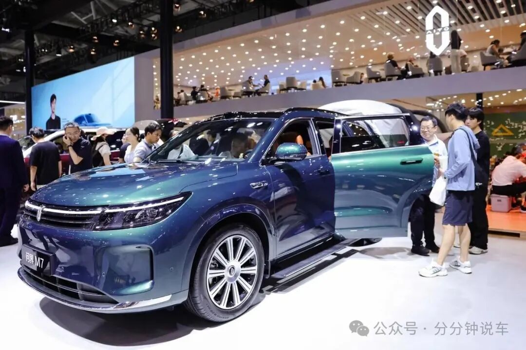 爆火!问界M7大定破9万,鸿蒙智行凭啥领跑25万级SUV市场?