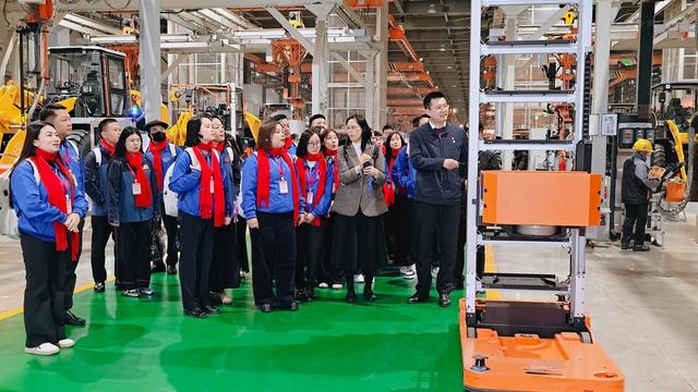 2月9日，越南青年代表在柳工智能制造车间考察。中青报·中青网记者 谢洋/摄