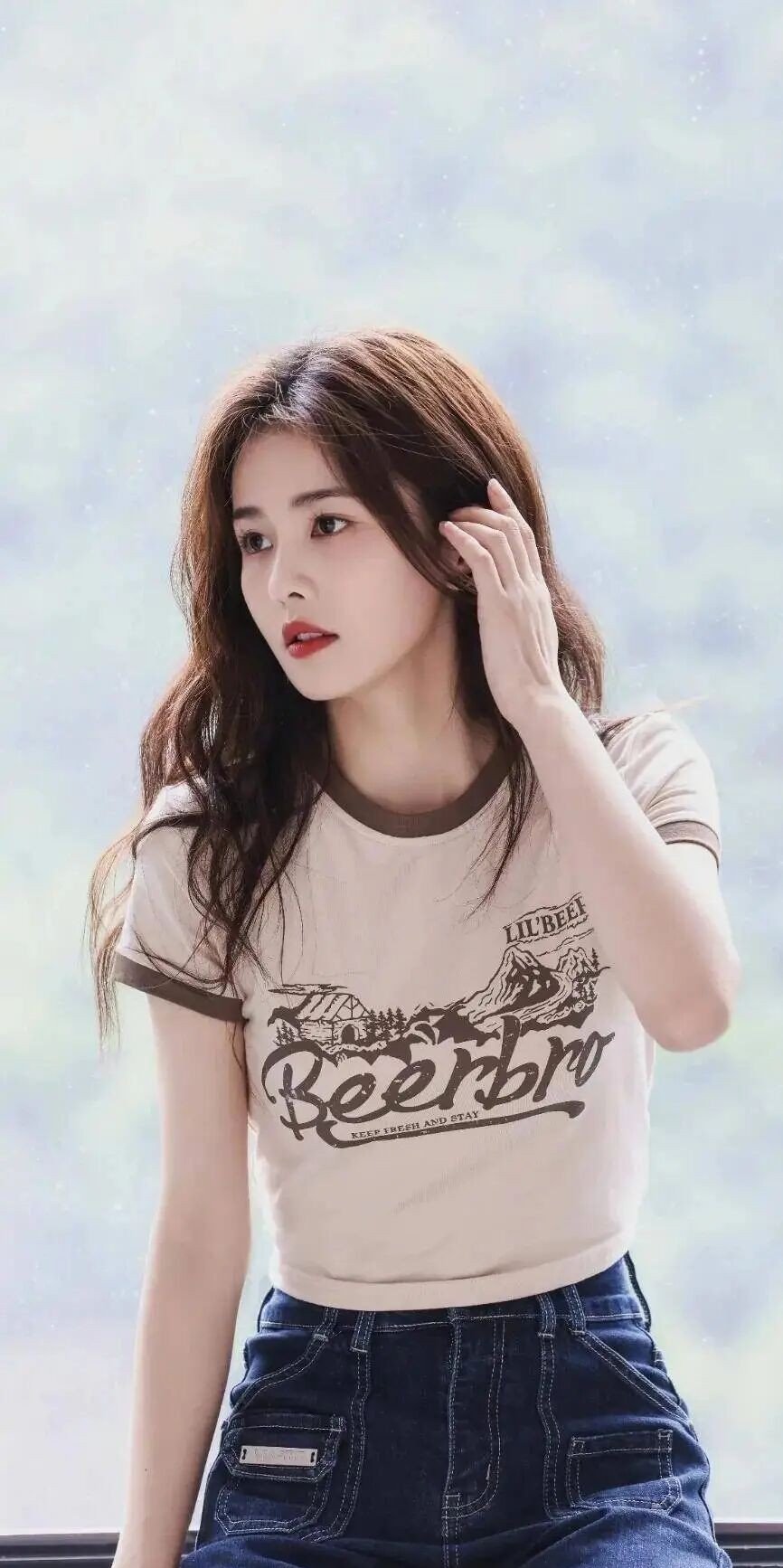 白鹿牛仔裤演绎青春风,活力穿搭展现时尚魅力