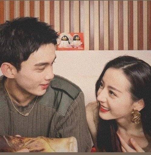 迪丽热巴的各种场合穿搭风格，时尚且时尚，搭配衣品值得借鉴哦_裙子_白色_造型