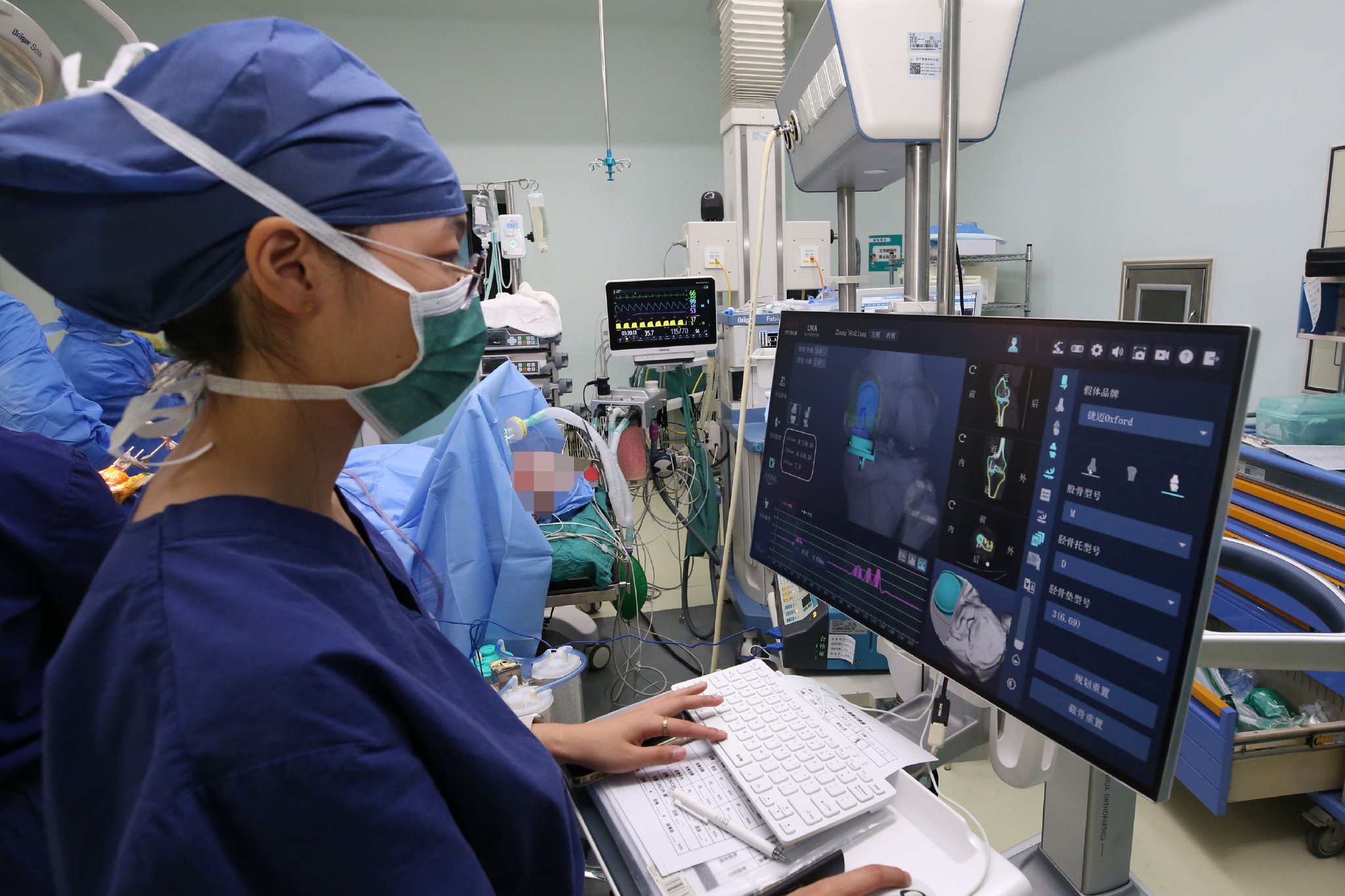 柴偉、南少奎團隊醫護人員正在手術，屏幕數據顯示手術非常成功。受訪者供圖