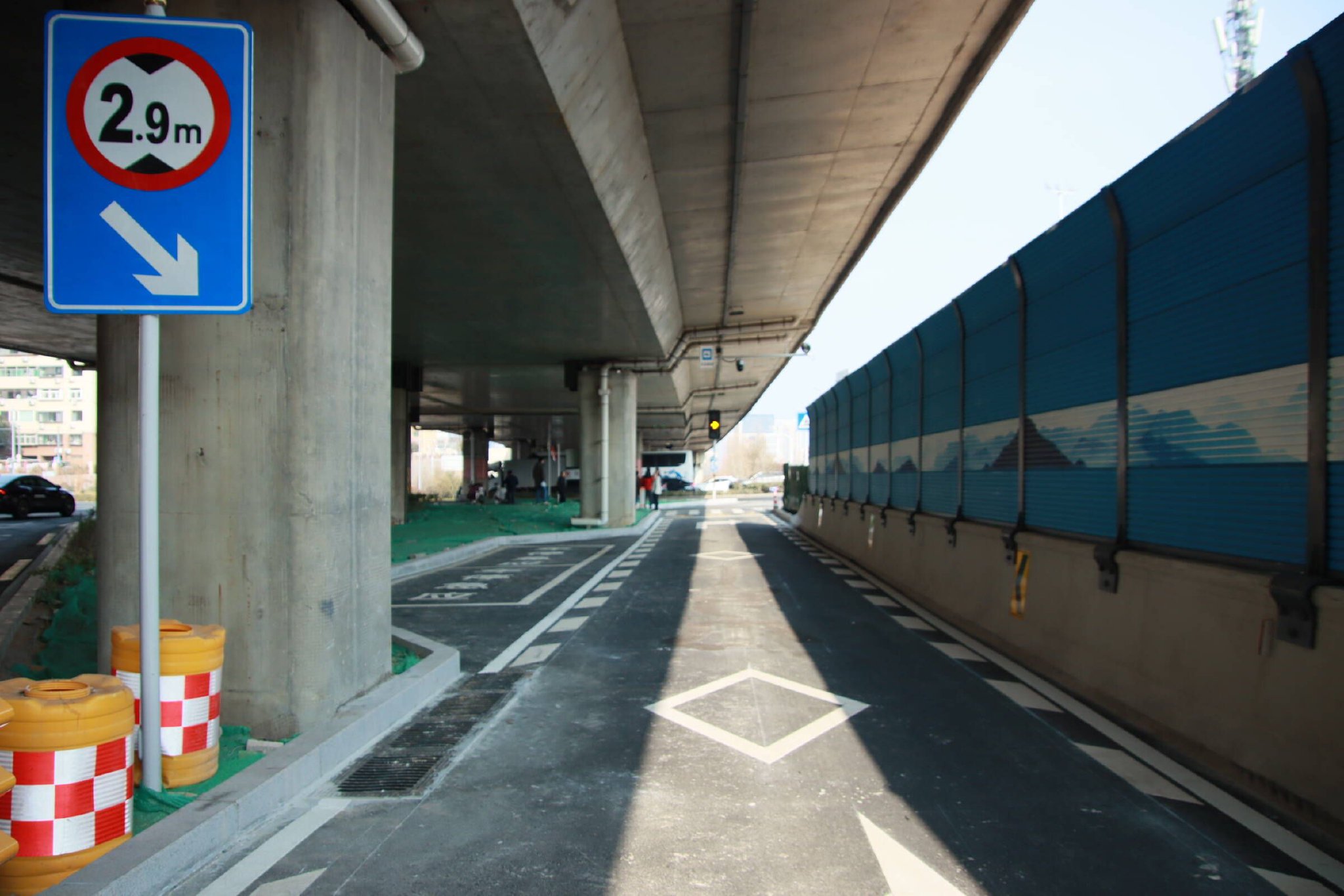 “微创手术”破解堵点 济南旅游路二环东路交叉口新增专用右转车道