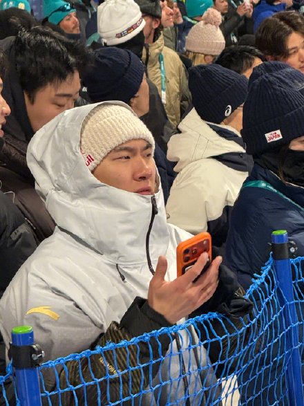 苏翊鸣现场观看女子大跳台决赛