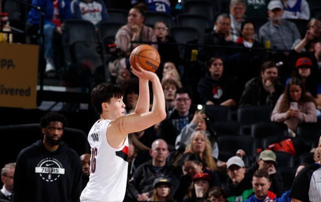开拓者大胜76人！杨瀚森砍2分1板：虚晃上篮很精妙