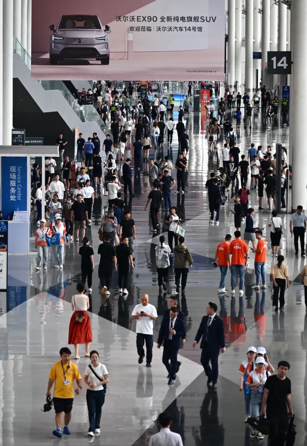 人气火爆!成都国际车展迎首个观众日,你去逛了吗?