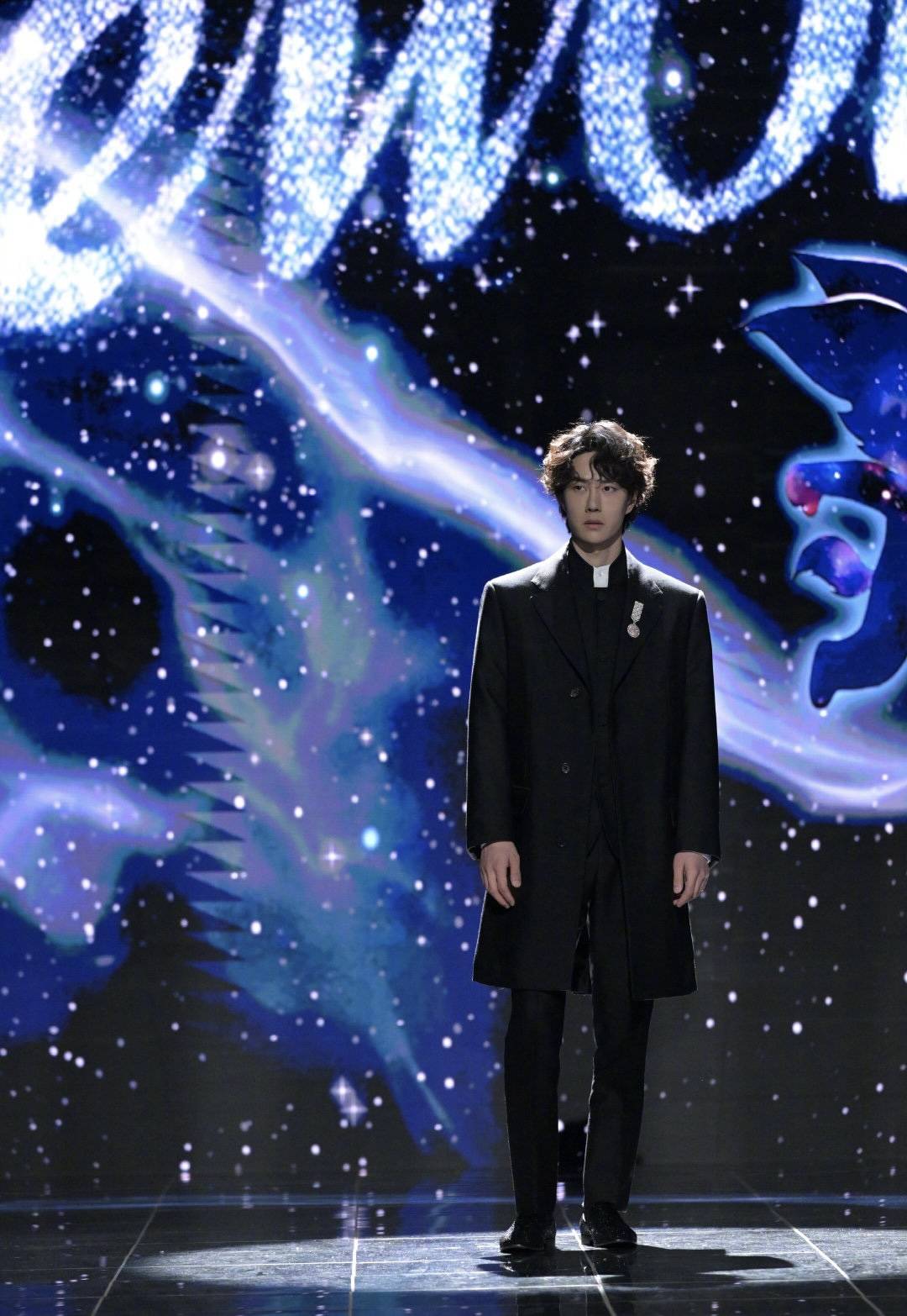 原创 “古典贵公子”王一博微博之夜登场，中山装与羊毛卷发惊艳全网