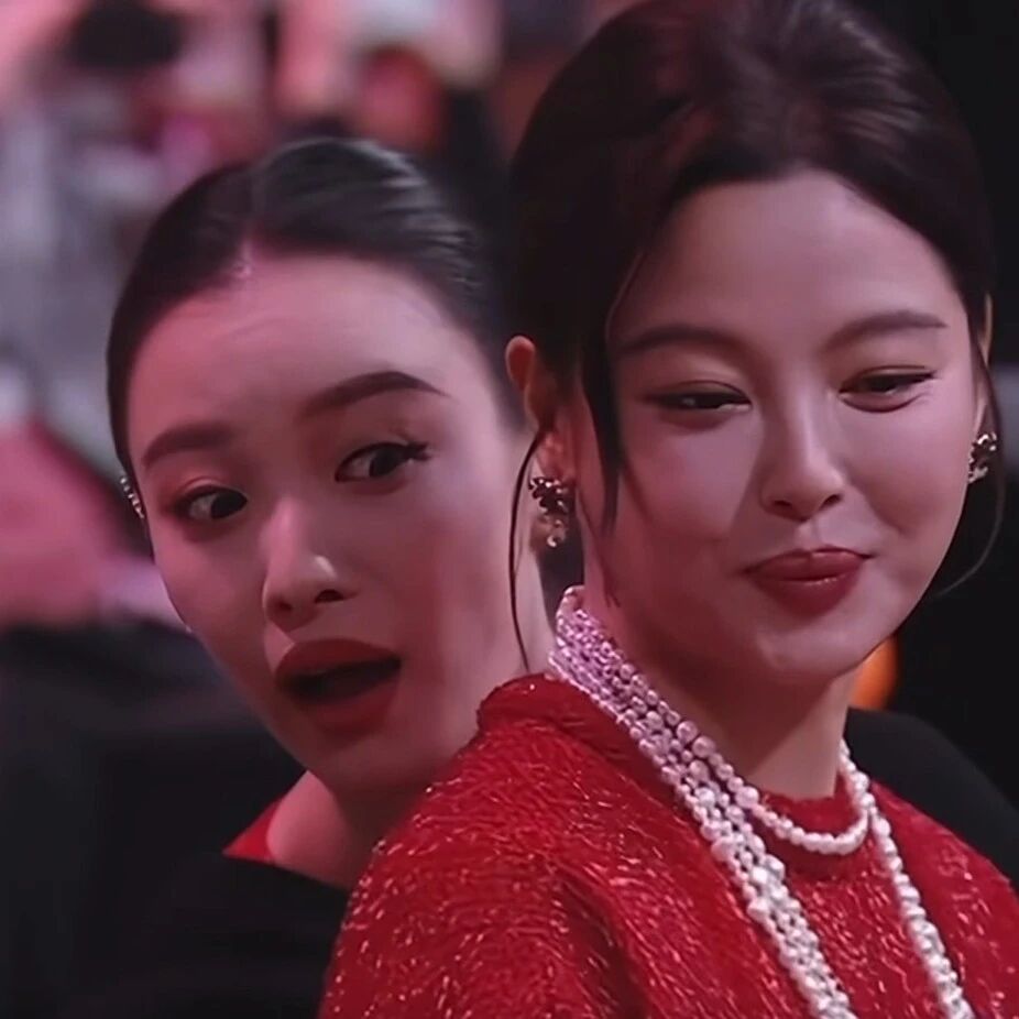 杨幂换座越扒越有！辛芷蕾倪妮聊天，嘴型疑似谈座位，表情太精彩