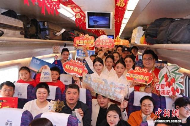 合影留念。银川客运段供图