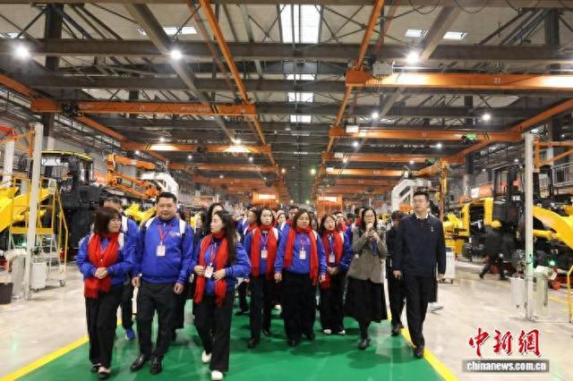 2月9日，越南青年在柳工机械股份有限公司的装载机智能工厂内，感受中国智造魅力。林馨 摄