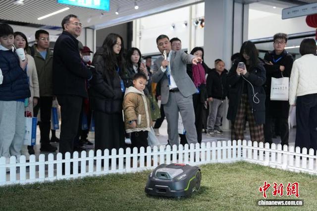 民众参观机器人9S店。记者 杨华峰 摄
