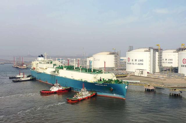 （天津港春节保供期首艘LNG船舶靠泊 崔鑫/摄）