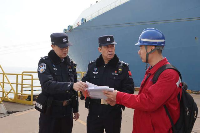 （天津边检总站民警现场与船舶代理人员核验申报手续 崔鑫/摄）