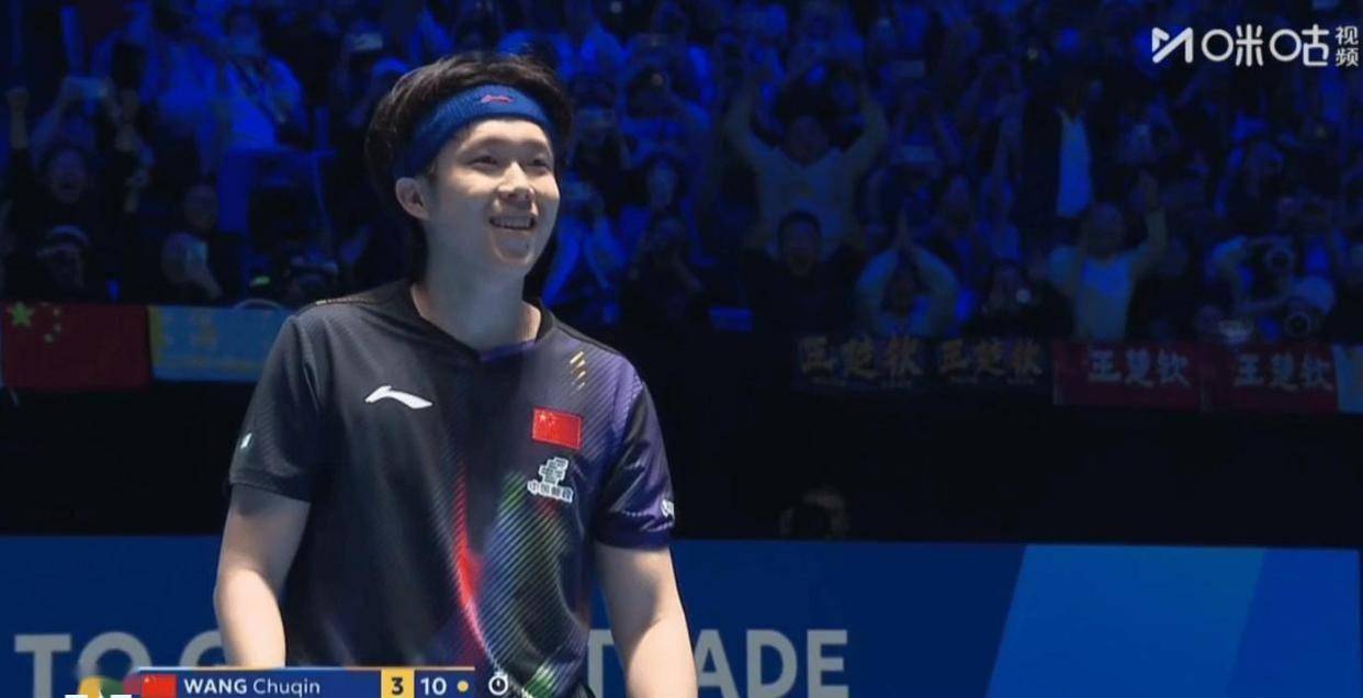 王楚钦带伤作战，亚洲杯4-2逆转，夺冠后第一时间与王皓隔空庆祝，张本智和赛后不愿离场