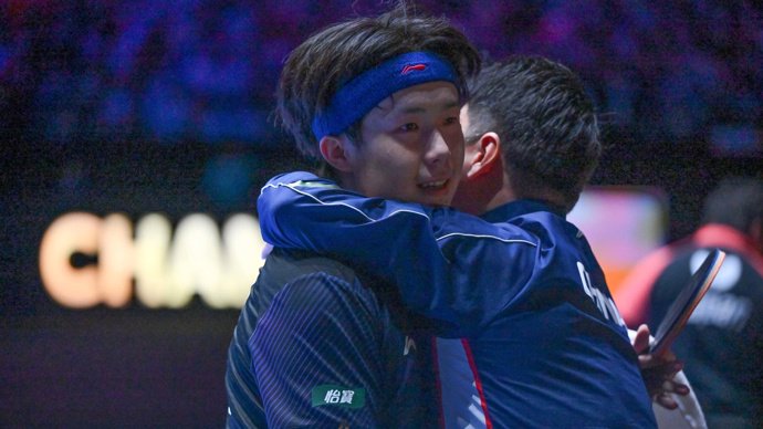 乒乓球亚洲杯｜力克张本智和实现卫冕，“更有韧性”的王楚钦进步了