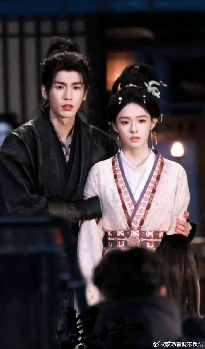 张凌赫片场为林允挡太阳,《归鸾》路透互动太甜,网友:般配