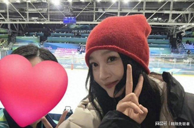 关晓彤现身米兰冬奥会，戴着红色针织帽，和粉丝合照，可爱乖巧